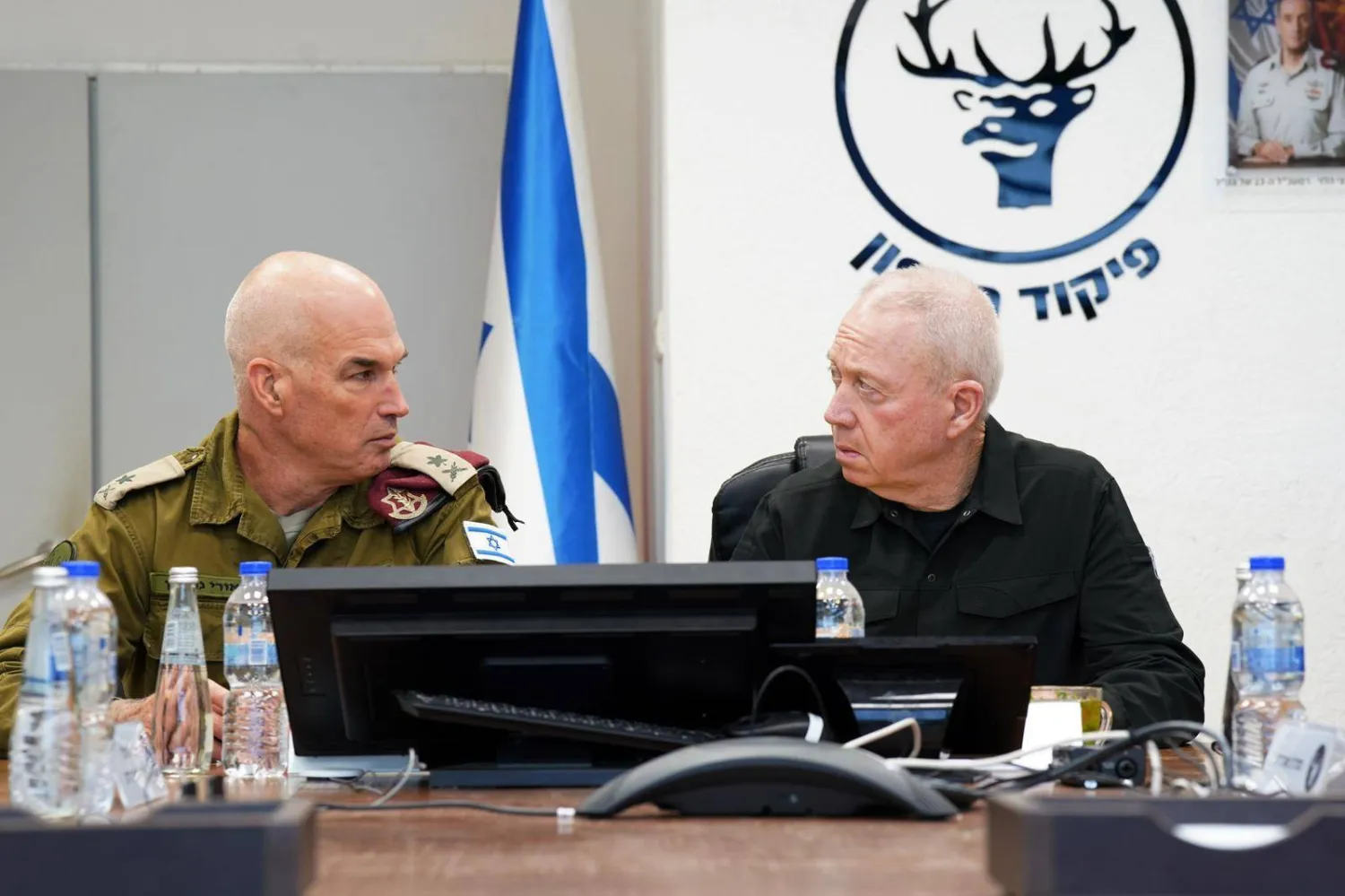 وزير الدفاع الإسرائيلي يوآف غالانت (يمين) يتحدث إلى قائد القيادة الشمالية أوري غوردين (د.ب.أ)
