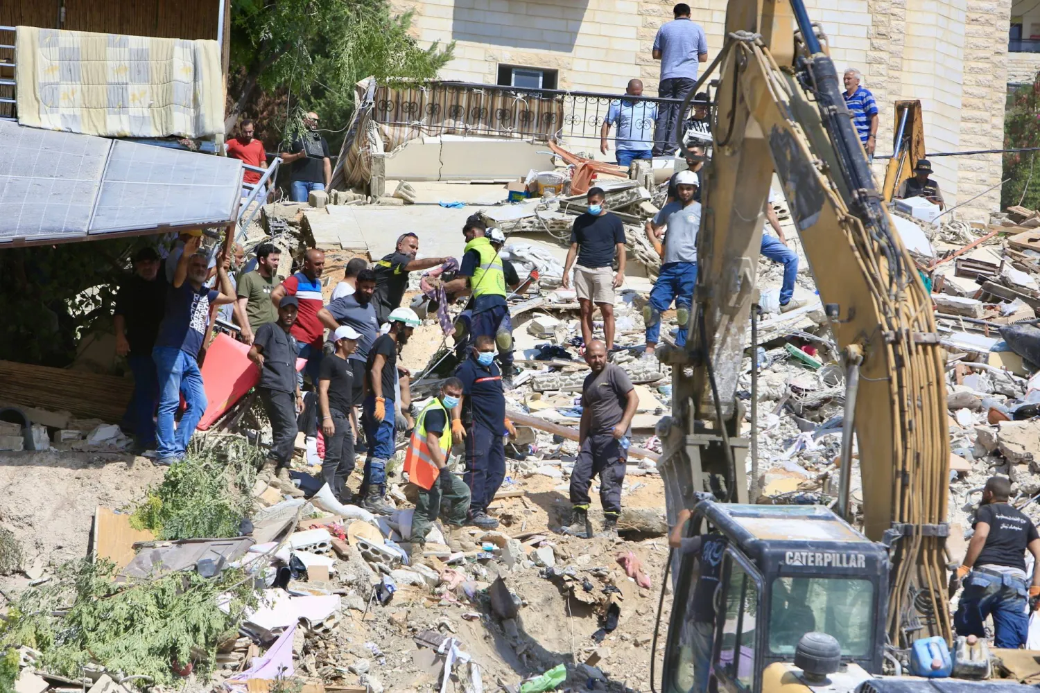 بحث عن الناجين في موقع تعرَّض لغارة إسرائيلية في لبنان (إ.ب.أ)