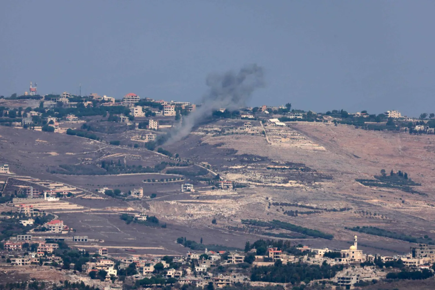 مقتل جندي في الجيش اللبناني جراء ضربة من مسيّرة إسرائيلية استهدفت دراجة نارية لدى مرورها على حاجز بجنوب لبنان (أ.ف.ب)