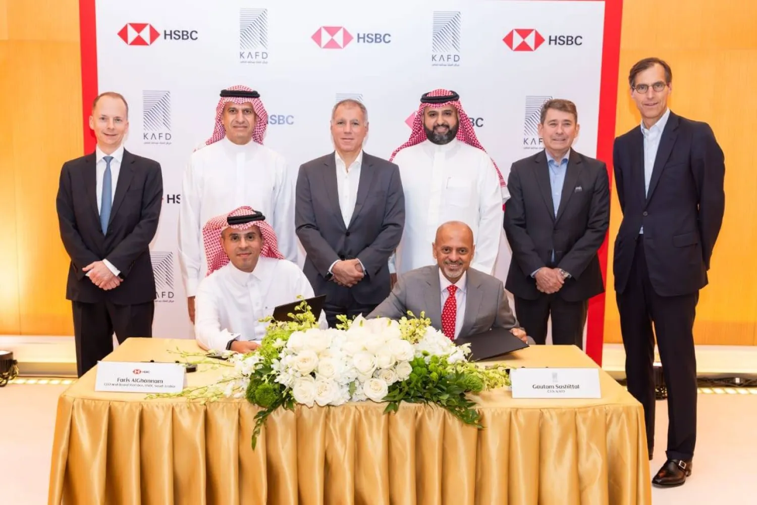 فارس الغنام الرئيس التنفيذي لـ«إتش إس بي سي العربية السعودية» وجاوتام ساشيتال الرئيس التنفيذي لشركة «إدارة وتطوير مركز الملك عبد الله المالي» 
الصف الخلفي (من اليسار لليمين): ستيفن موس الرئيس التنفيذي الإقليمي لبنك إتش إس بي سي الشرق الأوسط وشمال أفريقيا وتركيا وماجد نجم رئيس مجلس إدارة «إتش إس بي سي العربية السعودية»