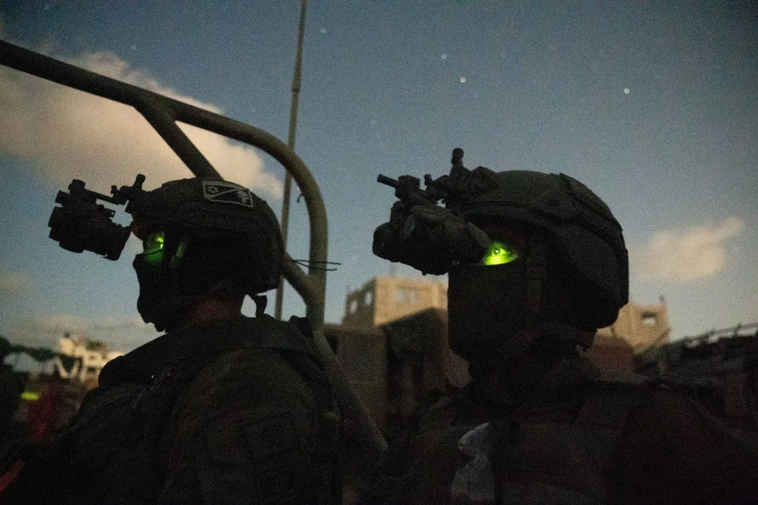 جنود إسرائيليون يرتدون نظارات رؤية ليلية خلال العمليات العسكرية في غزة (موقع الجيش الإسرائيلي)