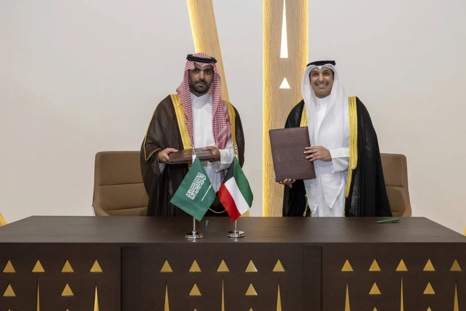 وزير الثقافة السعودي الأمير بدر بن عبد الله بن فرحان ووزير الإعلام والثقافة الكويتي عبد الرحمن المطيري بعد توقيع مذكرة التفاهم في الرياض (كونا)