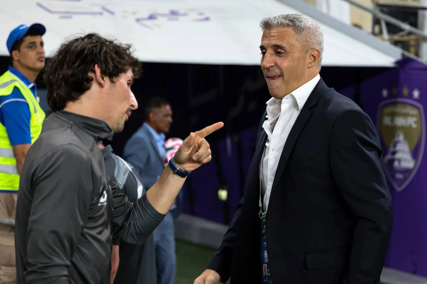 هرنان كريسبو مدرب العين (يمين) جاهز لمواجهة الغرافة (إ.ب.أ)