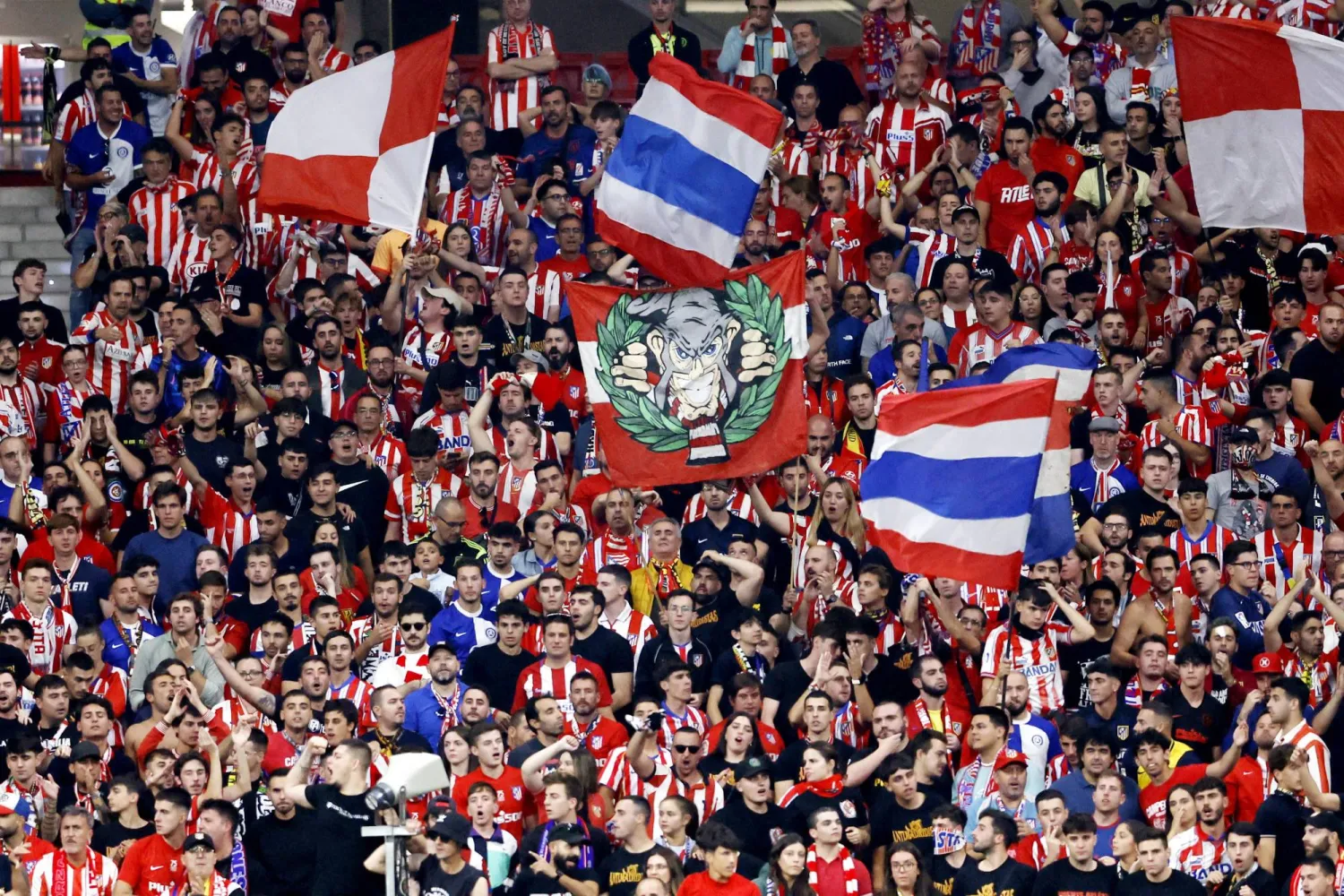جماهير أتلتيكو مدريد خلال مواجهة ريال مدريد (رويترز)