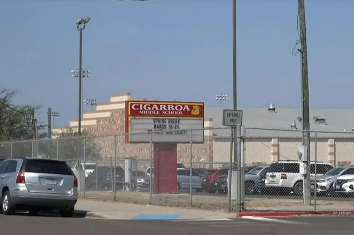 Teksas'ın Laredo kentindeki Cigarroa Ortaokulu, polisin 12 yaşındaki iki kız çocuğunun okullarını tehdit ettiğine dair ihbar alması üzerine pazartesi günü dersleri iptal etti (KGNS)