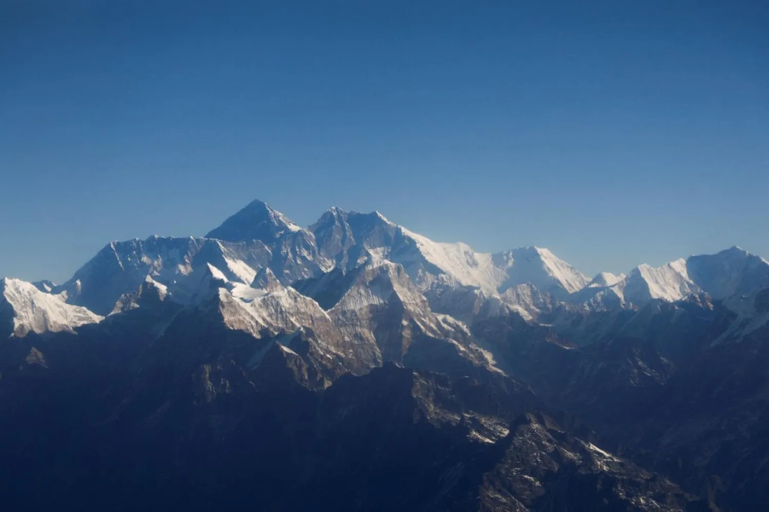 Everest Dağı'nın da içinde yer aldığı Himalayalar'ın, 2100'e kadar buzullarının neredeyse yüzde 80'ini kaybedeceği öngörülüyor (Reuters)