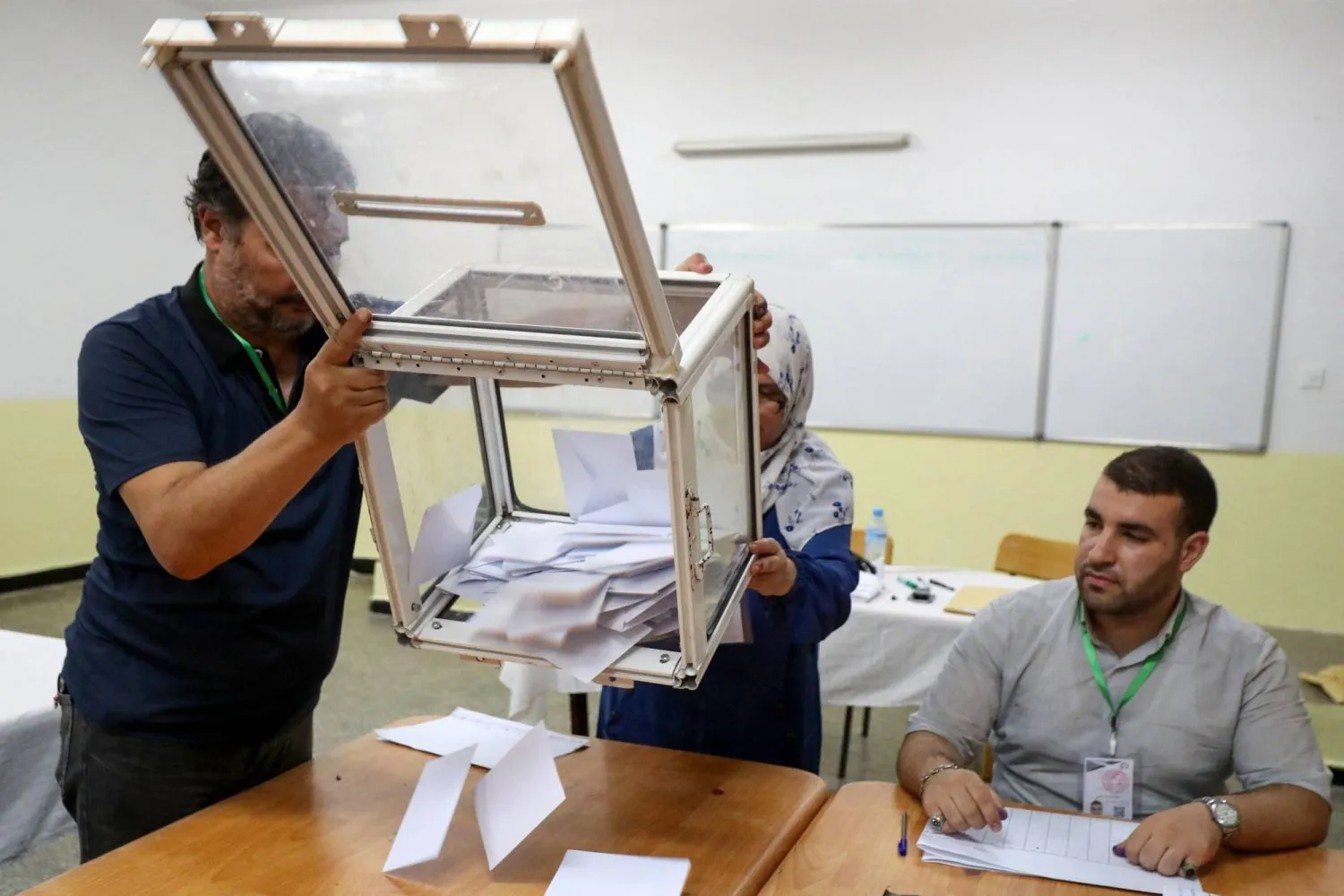 Cezayir'deki bir seçim merkezinde cumhurbaşkanlığı seçimlerinin ardından oylar sayılırken  (AFP)