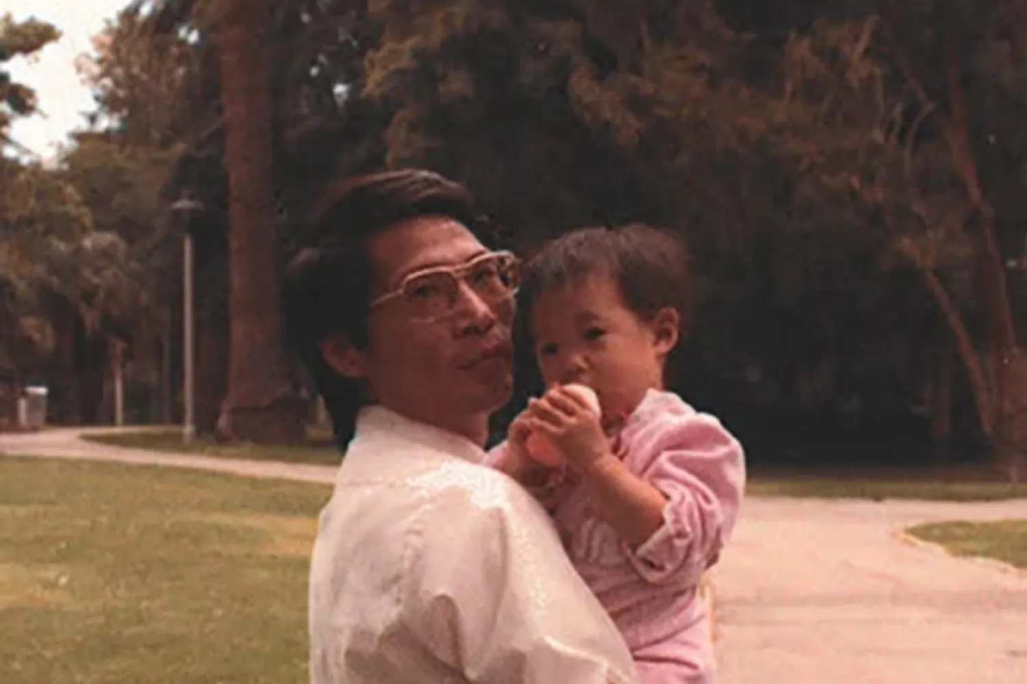 Kızı Alice'le 1984'te çekilen bu fotoğraf dışında, David Lin'in çok fazla görüntüsünü bulmak mümkün değil (Alice Lin)
