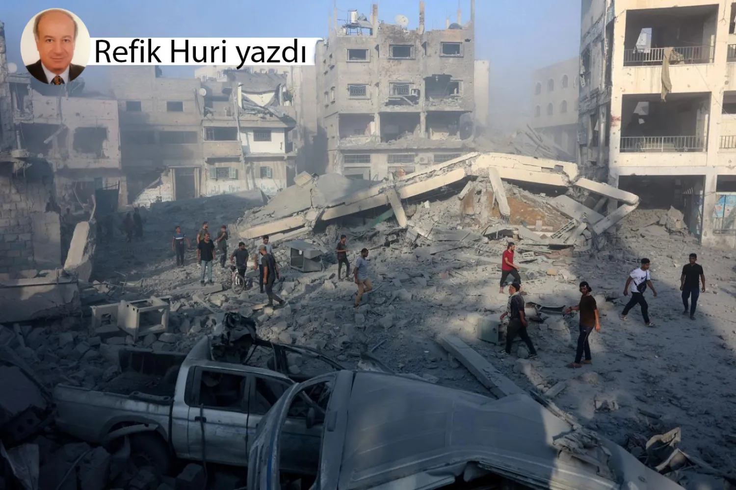 İsrail'in Gazze şehrinin eteklerine düzenlediği hava saldırısının ardında bıraktığı enkaz (AFP)