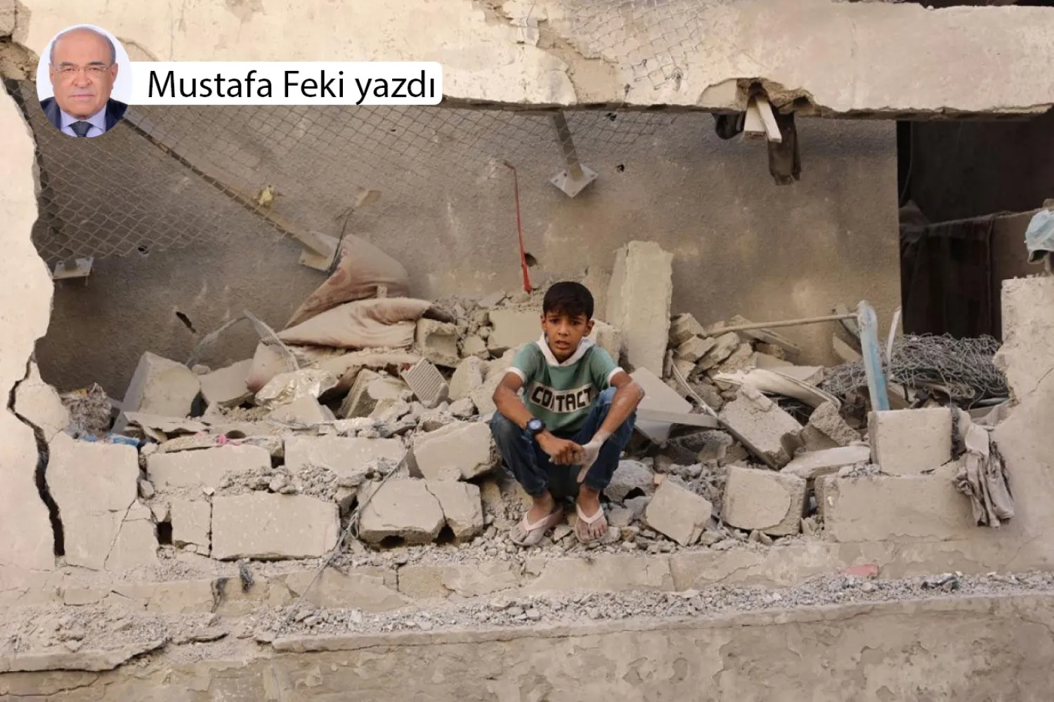 Filistinli bir çocuk, İsrail'in Gazze Şehri'nin Zeytun mahallesinde yerlerinden edilmiş kişilerin kaldığı bir okula düzenlediği hava saldırısının arkasında bıraktığı enkazın arasında oturuyor, 21 Eylül 2024 (AFP)