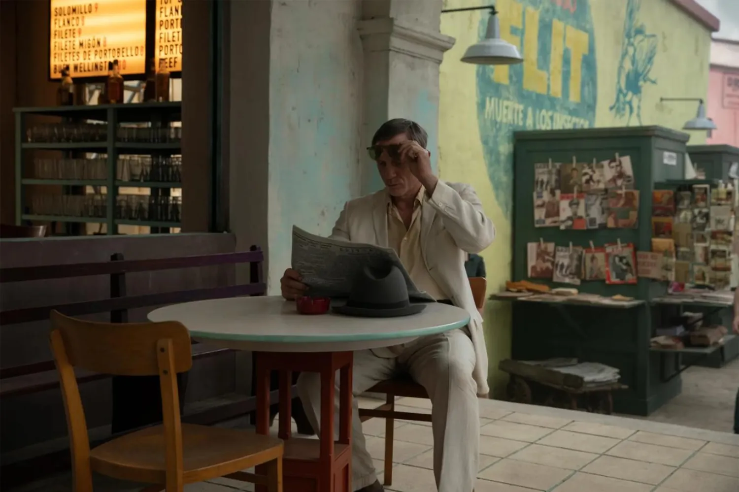 81. Venedik Film Festivali'nin büyük ödülü Altın Aslan için yarışan Queer, 48 milyon euroluk bütçeyle çekildi (A24) 