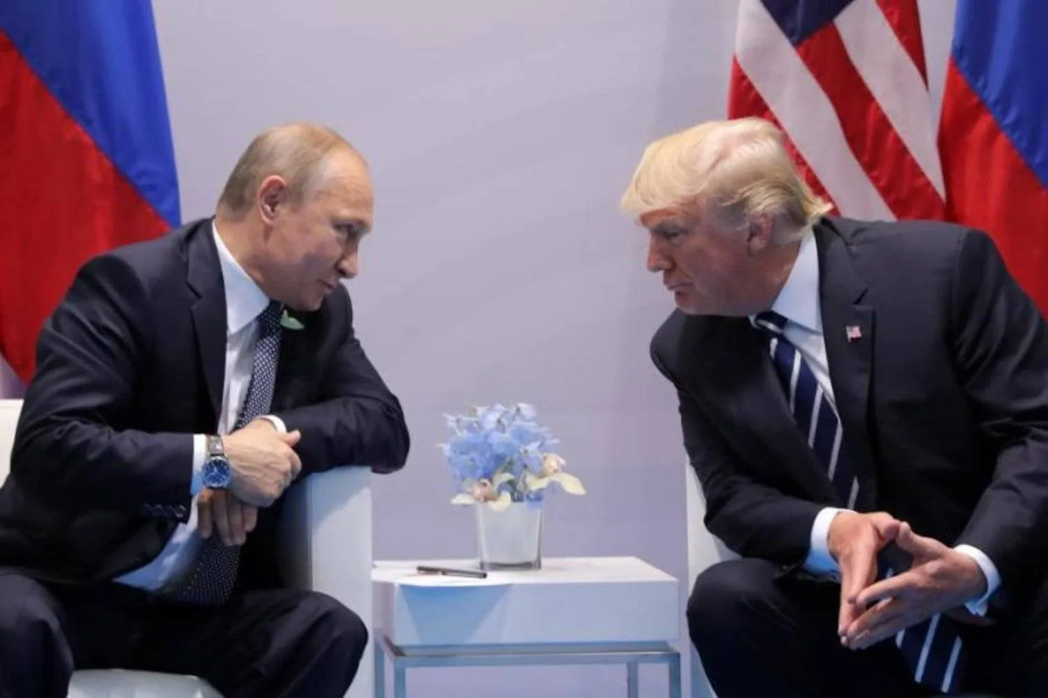 Eski ABD Başkanı Donald Trump, Rusya Devlet Başkanı Vladimir Putin ile önceki bir görüşmede (Reuters)