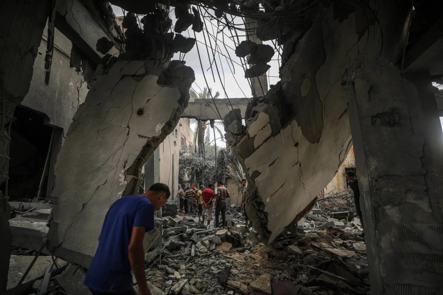 Filistinliler, İsrail hava saldırısında yıkılan Deyr el-Balah'taki Aksa Şehitleri Camii'nin enkazını inceliyor. (EPA)