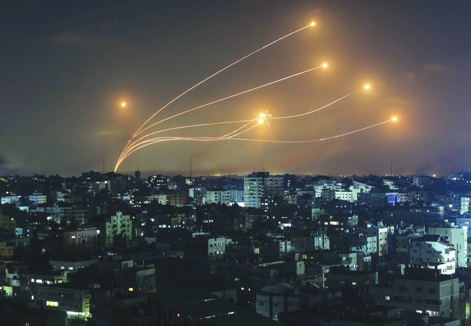 İsrail'in Demir Kubbe'si İran füzelerine karşı önleme yapıyor. (EPA)