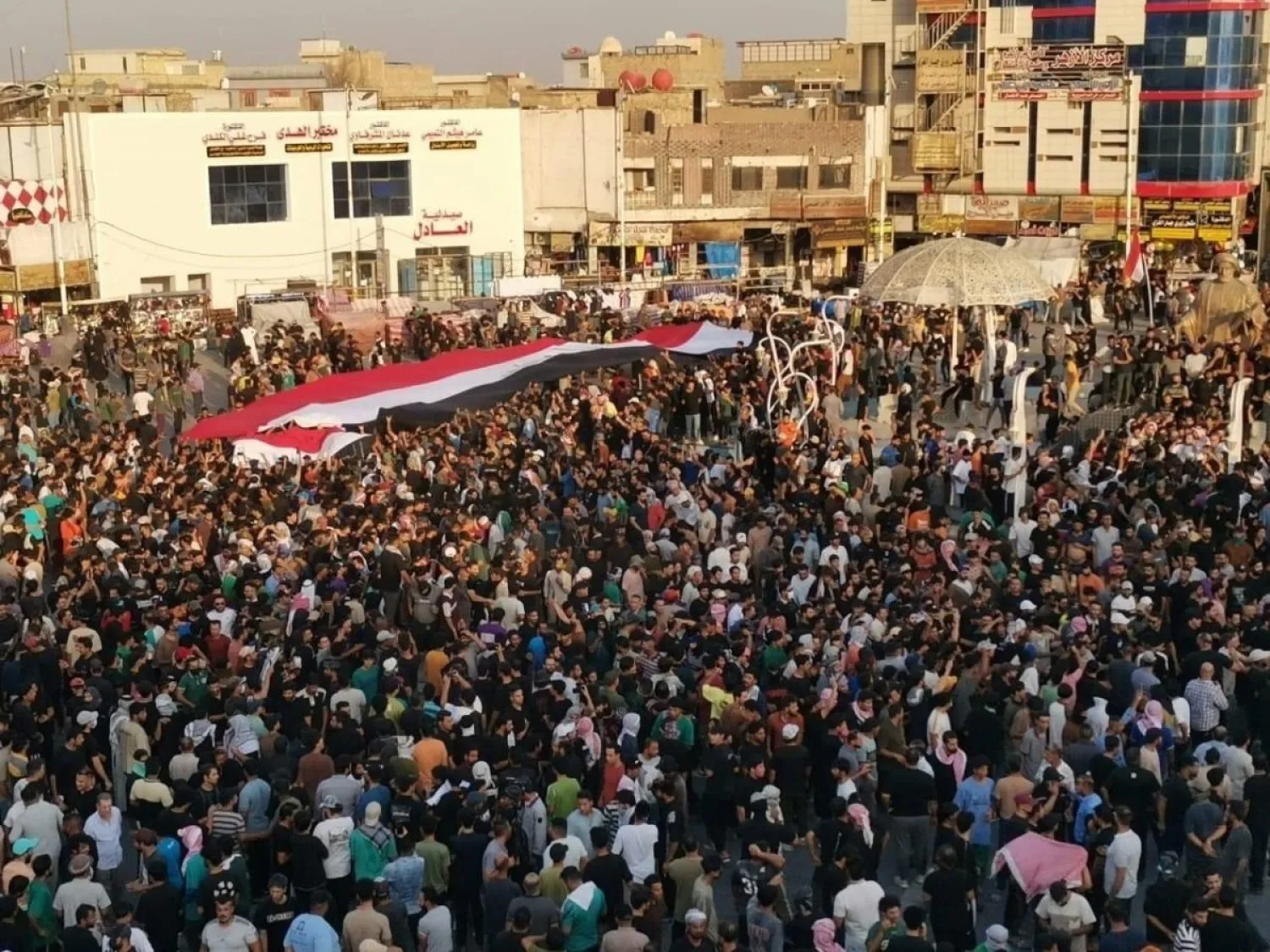 Nasıriye'nin merkezinde toplanan protestocular, emniyet müdürünün görevden alınmasını talep etti. (Şarku’l Avsat)