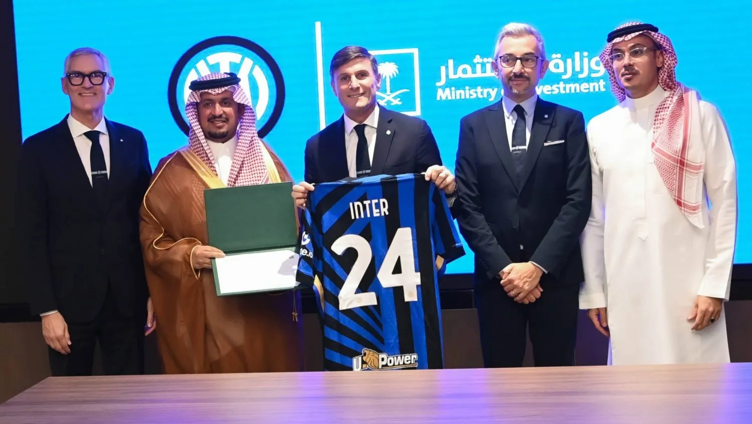 مسؤولو وزارة الاستثمار السعودية ونظراؤهم في النادي الإيطالي عقب توقيع العقد (تصوير: بشير صالح)