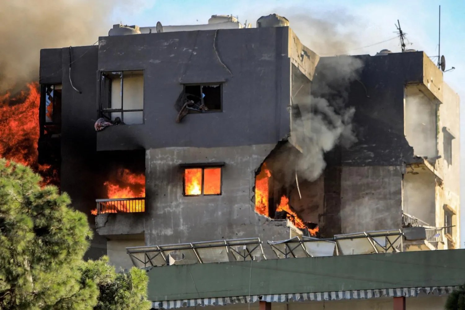 Beyrut'un güney banliyösünde İsrail hava saldırısının hedef aldığı bir binada çıkan yangın (AFP)