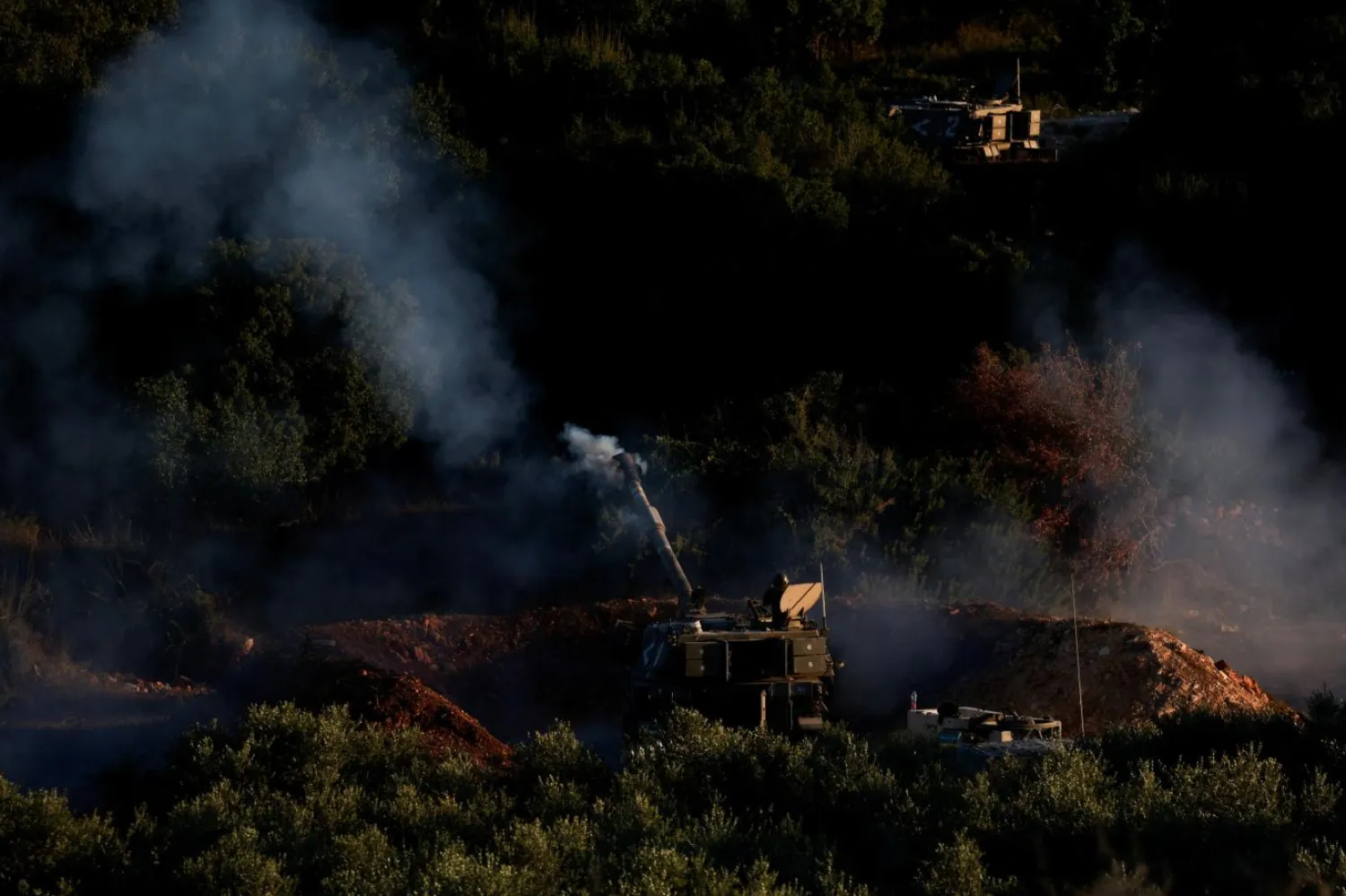 Hizbullah, Lübnan'a başlattığı kara harekatında sınırdan top atışlarını da sürdürüyor (Reuters)