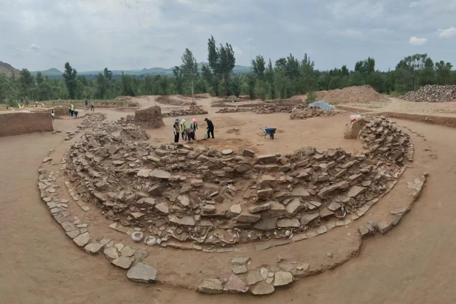 Hongshan kültürüne ait en büyük yeşim ejderha Çin'in kuzeyinde bulundu (İç Moğolistan Kültürel Eserler ve Arkeoloji Enstitüsü)