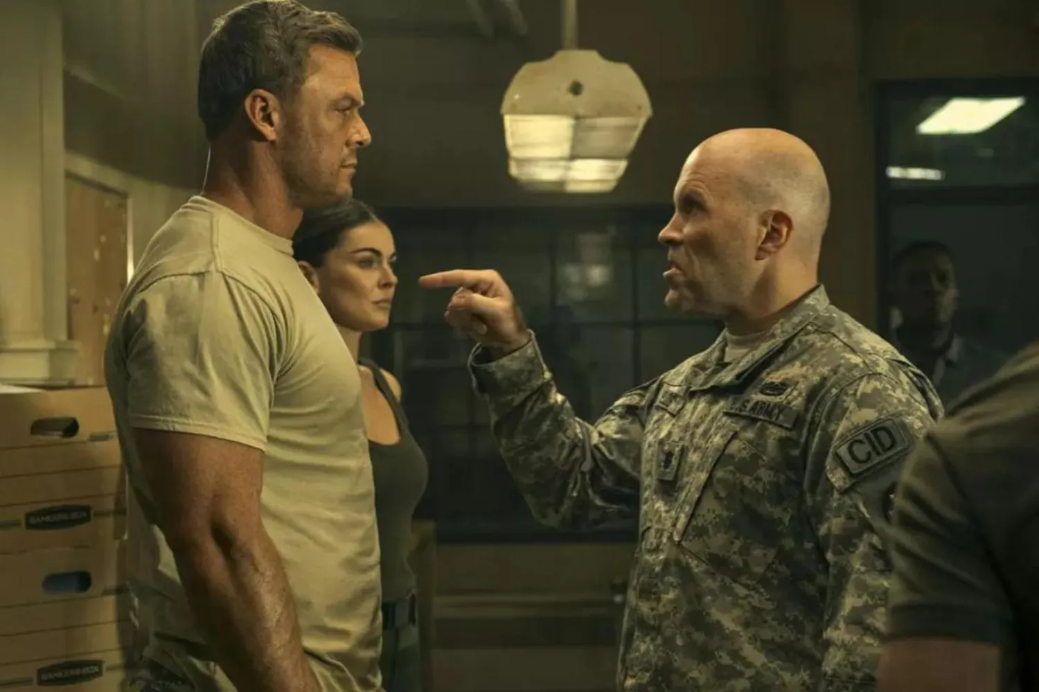 Reacher, kendini kirli polisler ve entrikacı siyasetçilerle dolu ölümcül bir komplonun ortasında bulan emekli askeri polis Jack Reacher'ı merkeze alıyor (Amazon Prime Video)