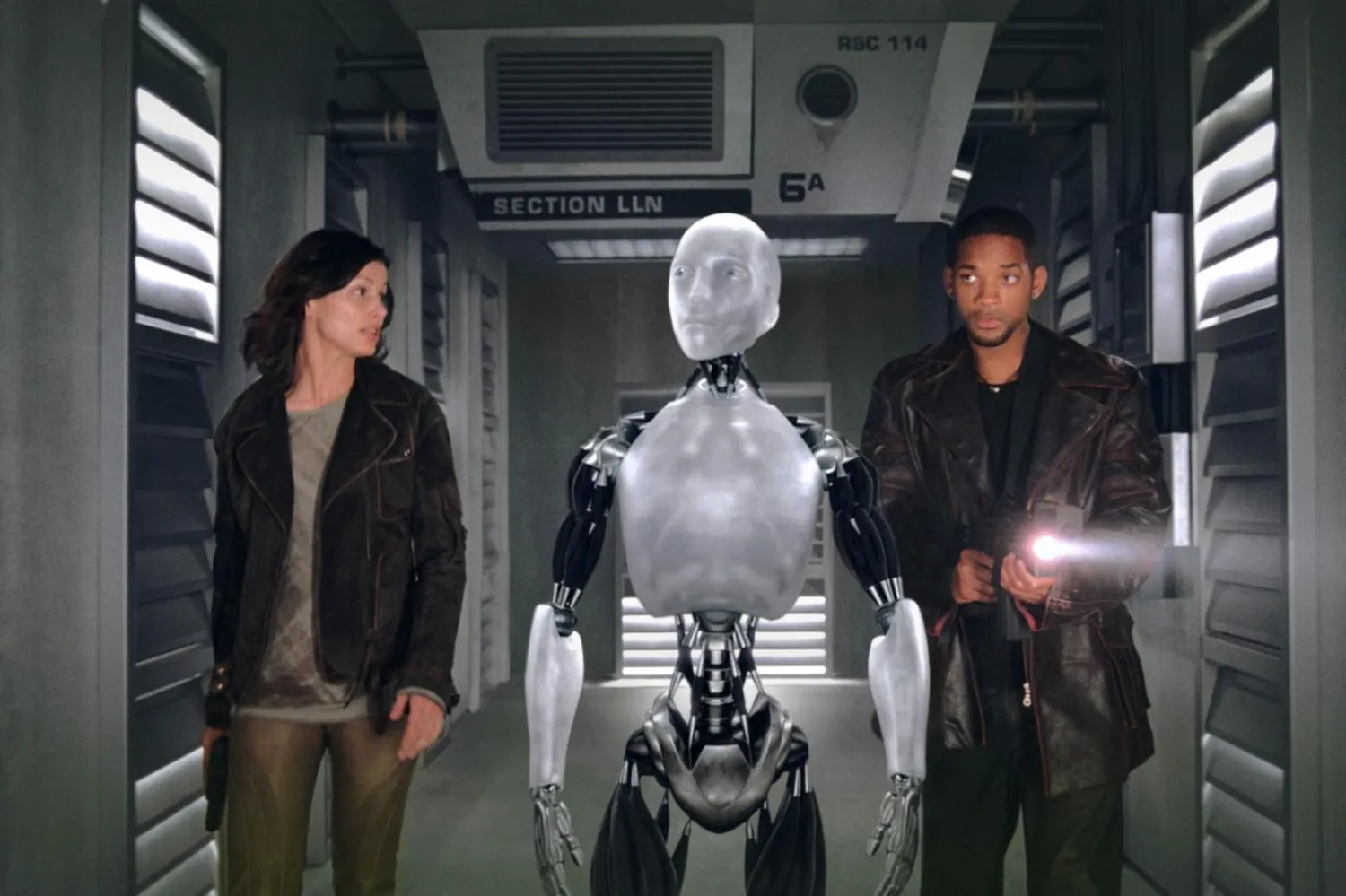 Ben, Robot, 77. Akademi Ödülleri'nde En İyi Görsel Efekt dalında aday gösterilmiş ancak Örümcek Adam 2'ye (Spider-Man 2) kaybetmişti (20th Century Fox)