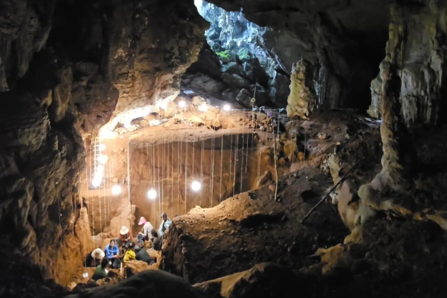 Arkeologlar, Laos'taki Tam Pà Ling mağarasında kazı çalışması yürütüyor (Vito Hernandez, Flinders Üniversitesi)