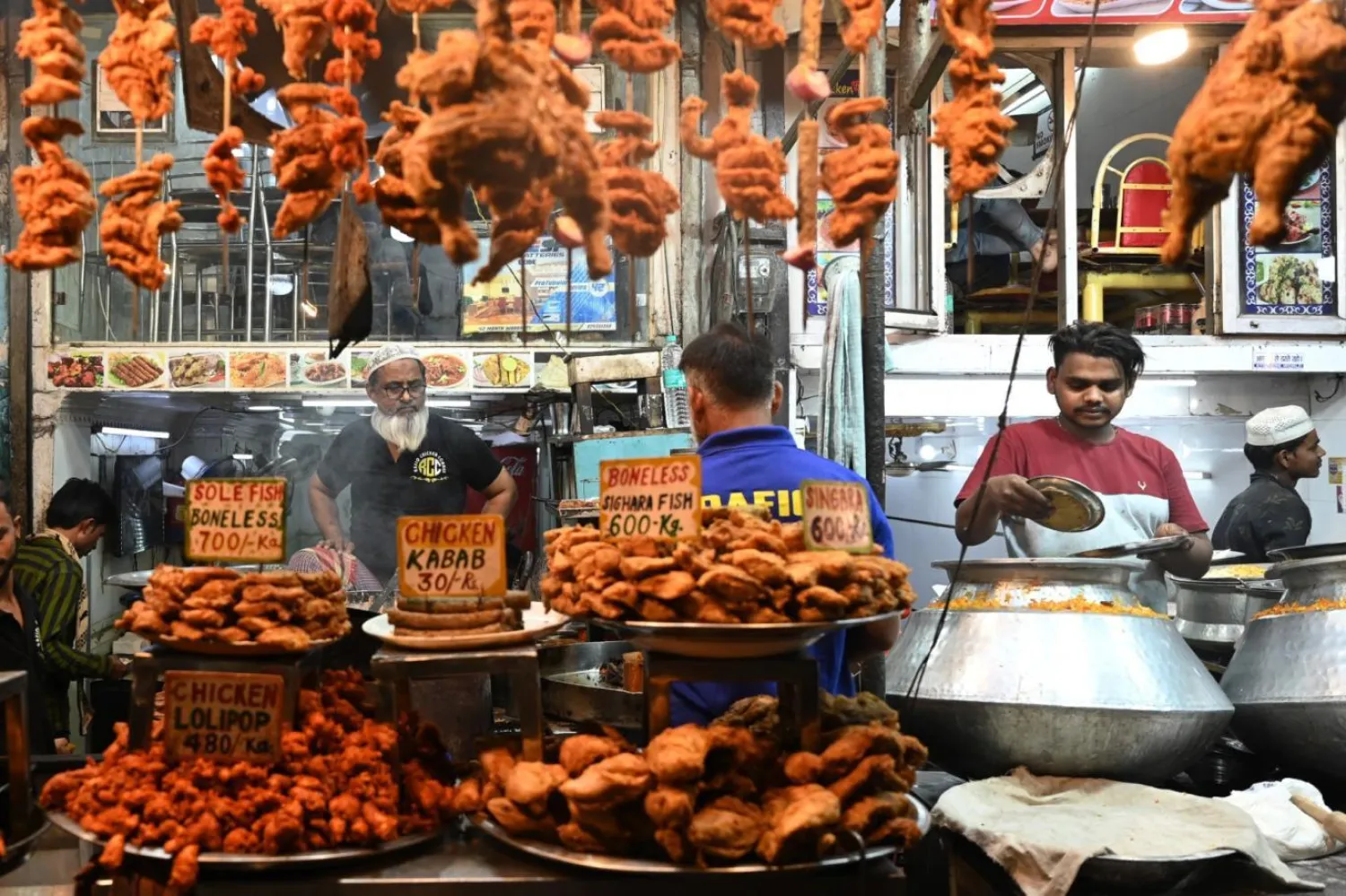 Hindistan'ın en kalabalık eyaleti Uttar Pradeş'teki İslami okullara yasak getirilmesi de tartışmalara yol açmıştı (AFP)
