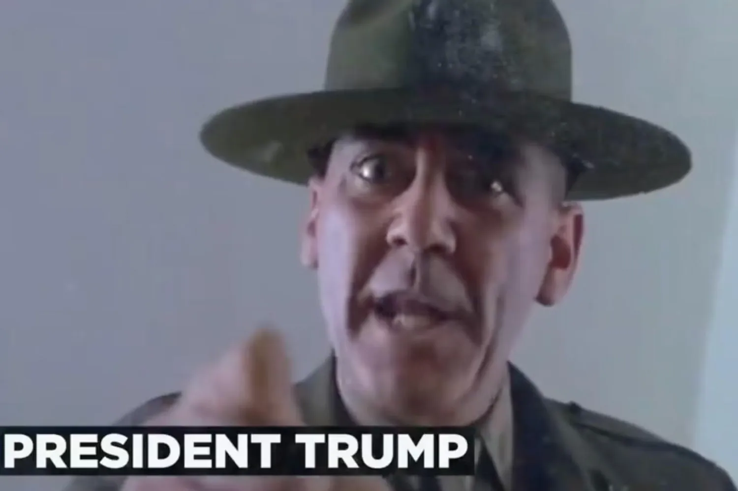 R. Lee Ermey, Donald Trump'ın yakın zamanda yayımlanan kampanya videosunda yer alan Full Metal Jacket sahnesinde (Donald Trump/X)