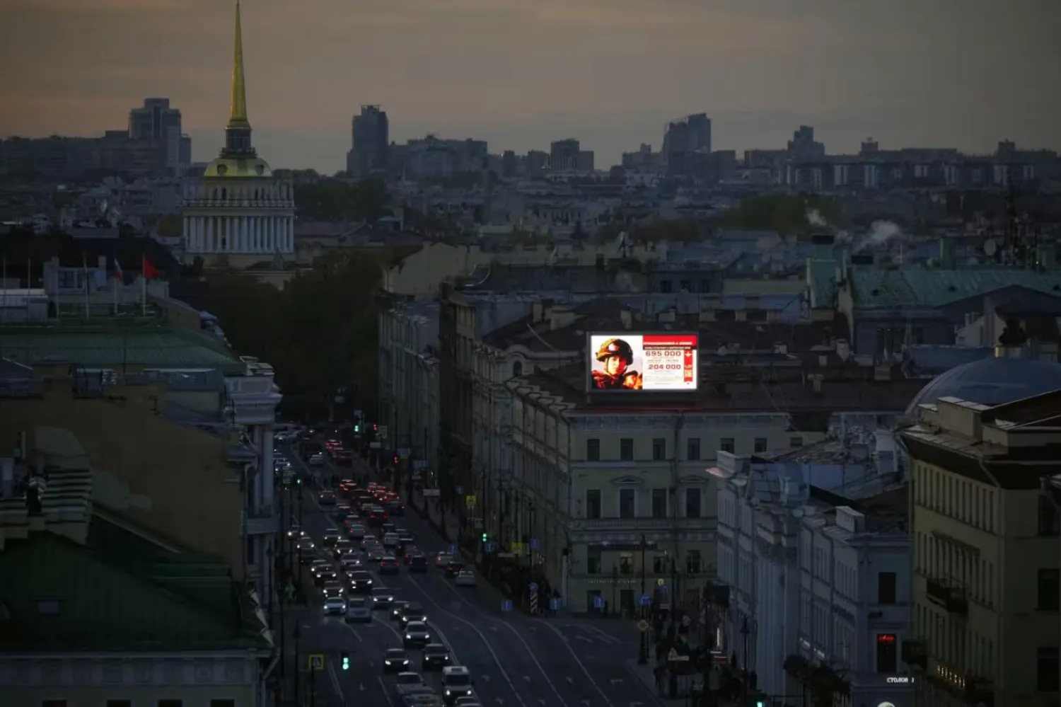 Rusya'da birçok şehirde sözleşmeli askerliği teşvik eden reklamlar veriliyor (AP)