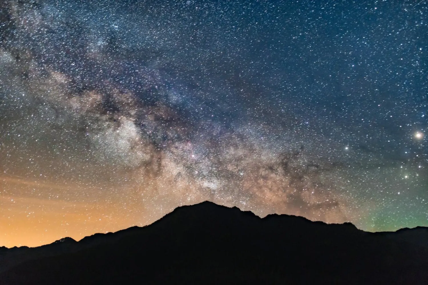 Evreni devasa bir ağa benzeten gökbilimci R. Brent Tully, "iplikler boyunca uzanan galaksilerin kütleçekim kuvvetiyle düğüm noktalarında kümelendiğini" söylüyor (Unsplash) 