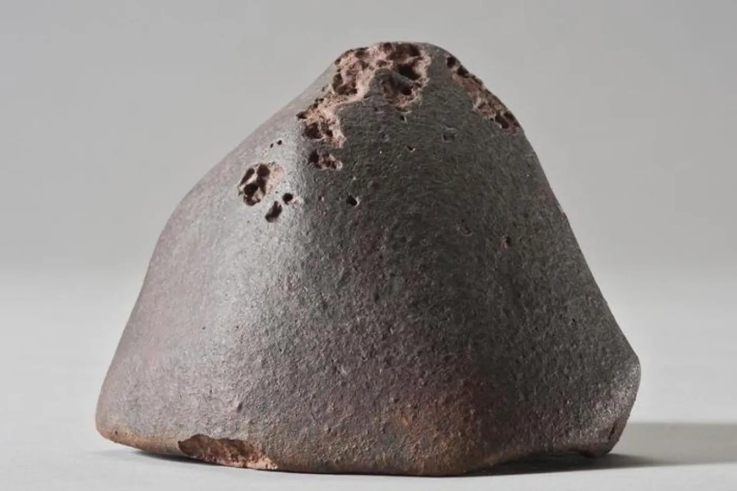Sıradan bir kondrit (L grubu) olan El Médano 128 meteoriti, Centre de recherche et d'enseignement des géosciences de l'environnement araştırmacılarından oluşan bir ekip tarafından 2011'de Atacama Çölü'nde bulunmuştu (Jérôme Gattacceca / CNRS / CEREGE)