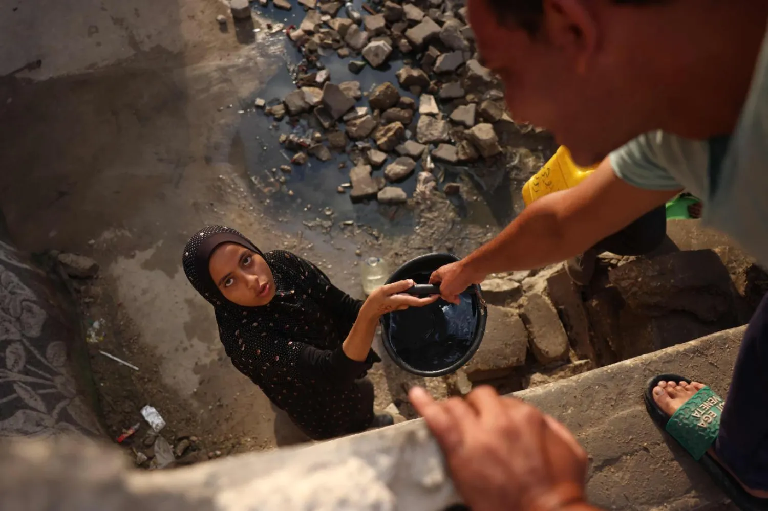 İsrail'in 7 Ekim 2023'ten bu yana Gazze Şeridi'ne düzenlediği saldırılarda yaklaşık 17 bini çocuk, 11 bin 378'i kadın olmak üzere 42 bin 409 Filistinli öldürülürken, 99 bin 153 kişi de yaralandı (AFP)