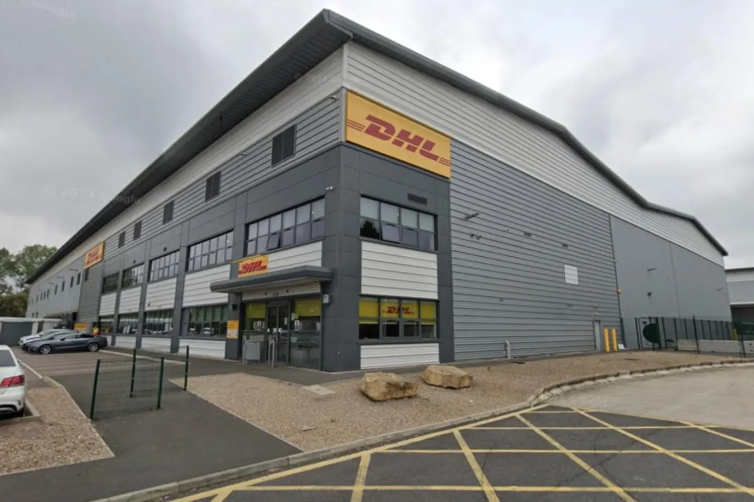 Polis, Minworth'teki DHL Express Birmingham'da alev alan bir paketle ilgili bir olayı soruşturduklarını açıkladı (Google Haritalar)