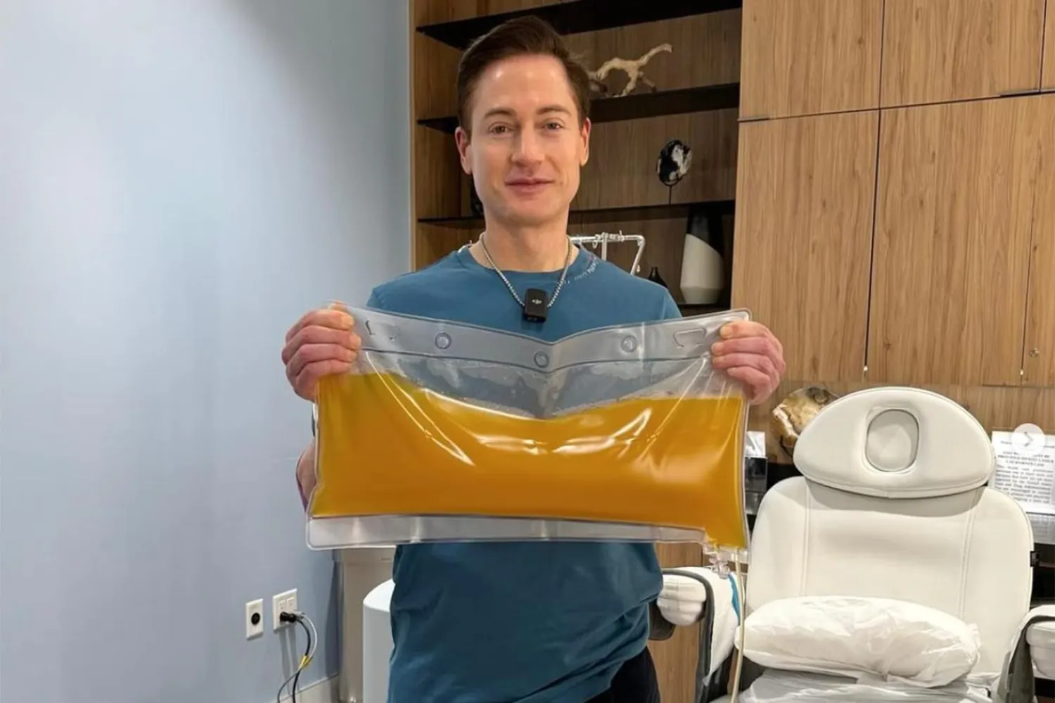 47 yaşındaki Bryan Johnson, daha uzun süre genç kalabilmek amacıyla "toplu plazma değişimi" yaptırdı (Bryan Johnson/Instagram)