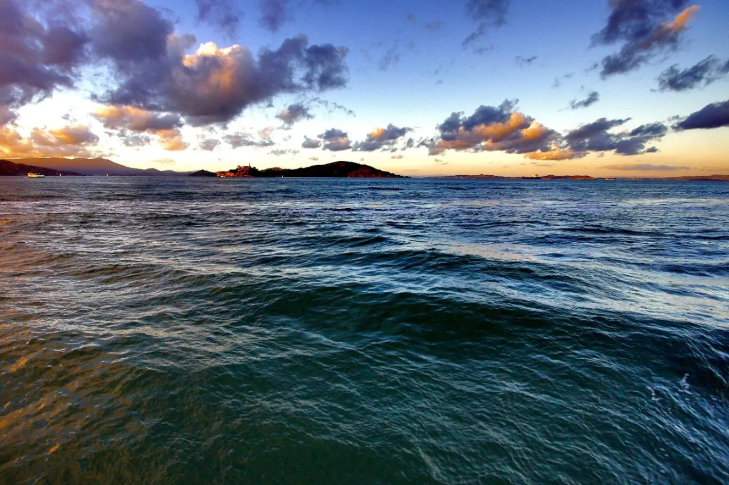 Büyük Okyanus'un yüzlerce kilometre altında keşfedilen yapı, milyonlarca yıllık deniz tabanı gibi görünüyor (Wikimedia Commons)