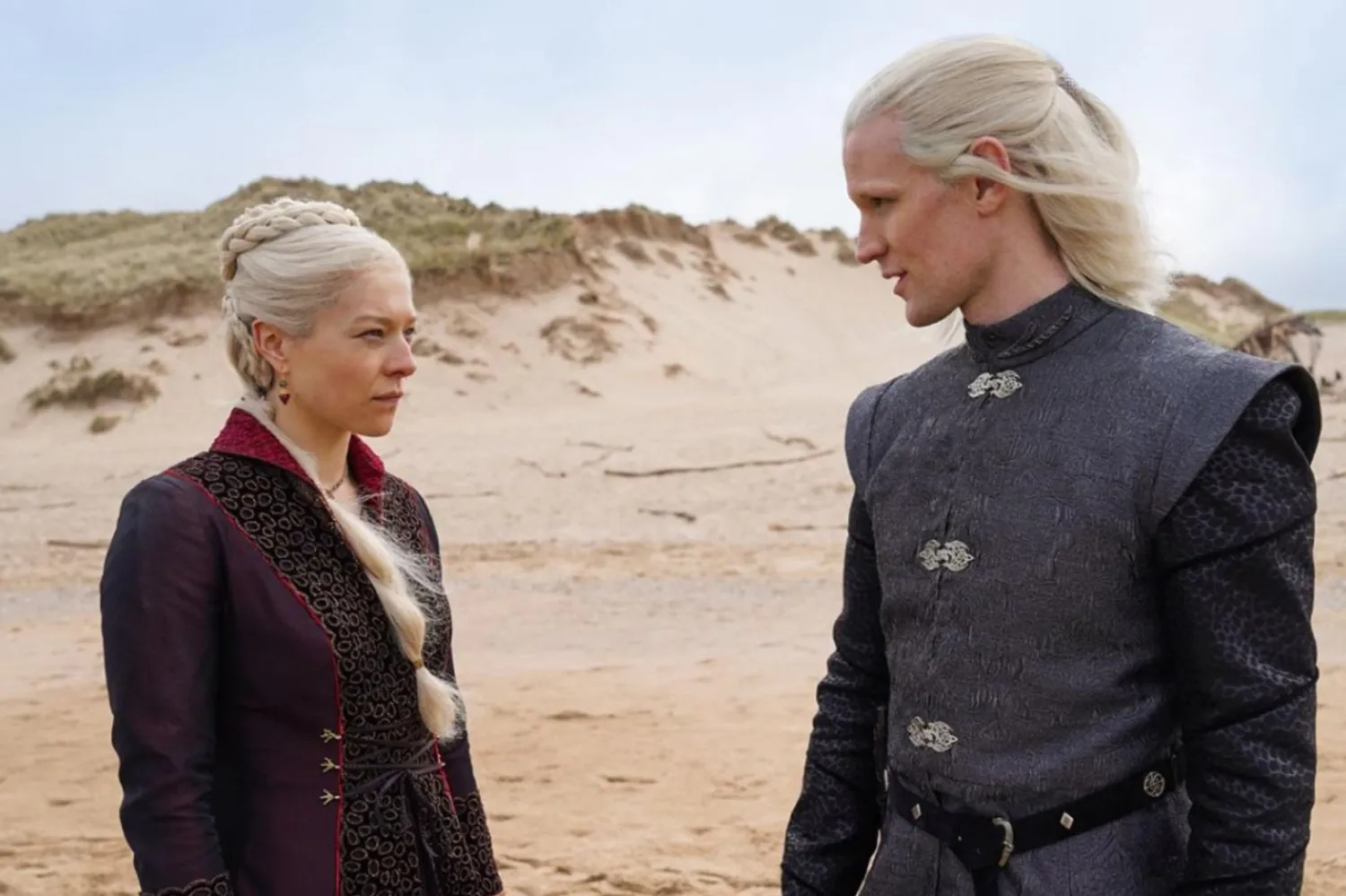 Matt Smith (sağda), House of the Dragon dışında bilimkurgu dizisi Doctor Who'da 11. Doktor ve Netflix'in tarihi draması The Crown'da Emmy adaylığı kazandığı Prens Philip rolleriyle de biliniyor (HBO)