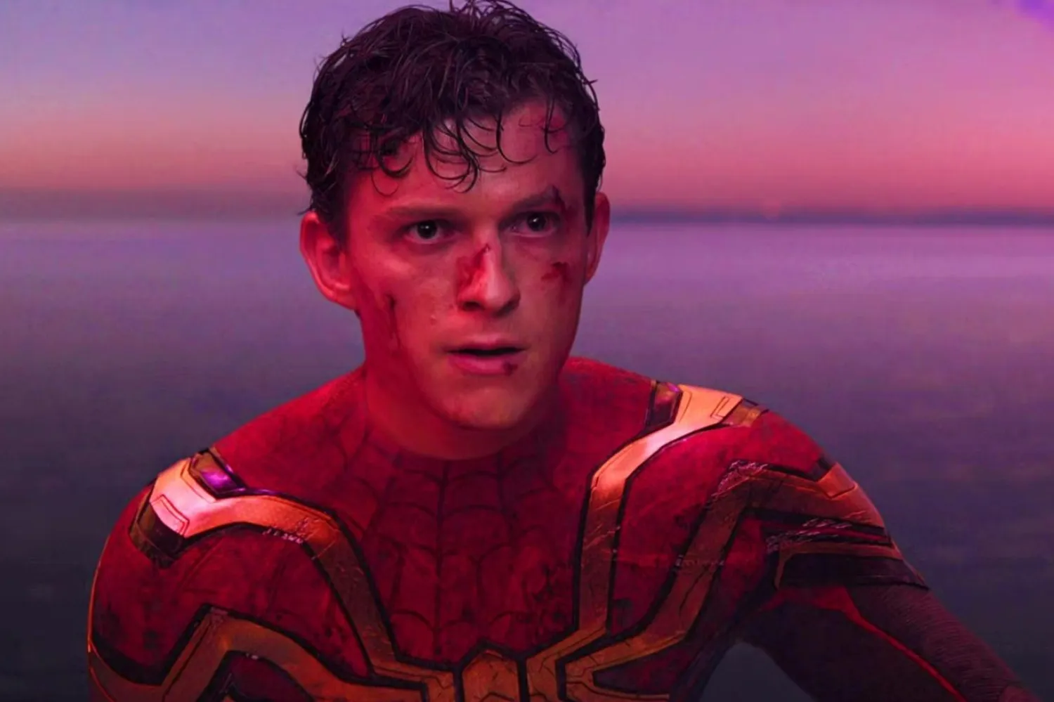 2 milyar dolara yakın hasılat elde eden 2021 yapımı Örümcek Adam: Eve Dönüş Yok (Spider-Man: No Way Home), kimliği ifşa edilen Örümcek Adam'ın birçok suçlamaya maruz kalmasını anlatıyordu (Sony Pictures Releasing)