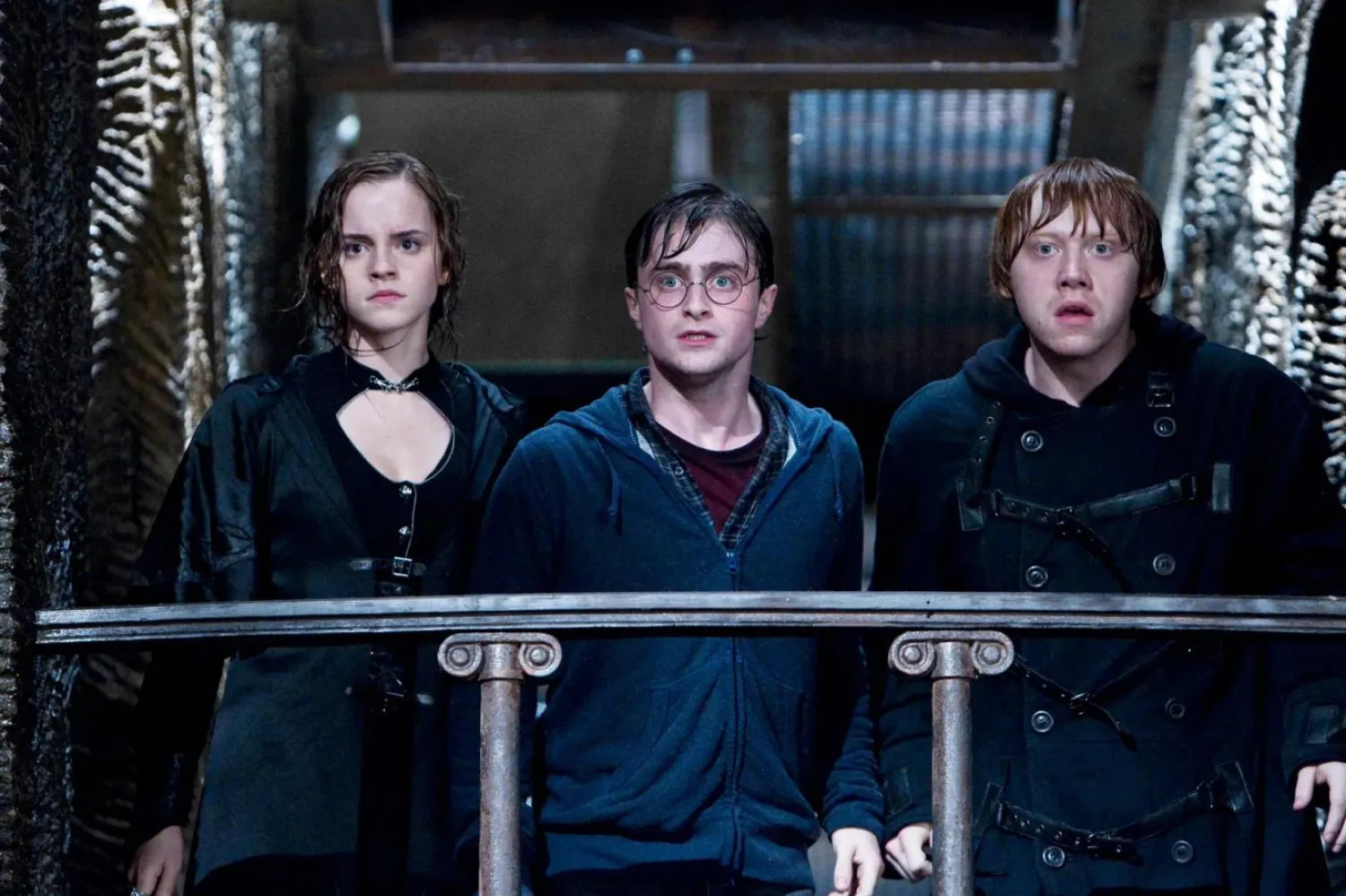 Serinin 8. bölümü olan Harry Potter ve Ölüm Yadigarları: Bölüm 2'de (Harry Potter and the Deathly Hallows – Part 2) Harry Potter'ı Daniel Radcliffe (ortada) canlandırmış, en iyi arkadaşları rolündeyse Rupert Grint (sağda) ve Emma Watson (solda) yer almıştı (Warner Bros)