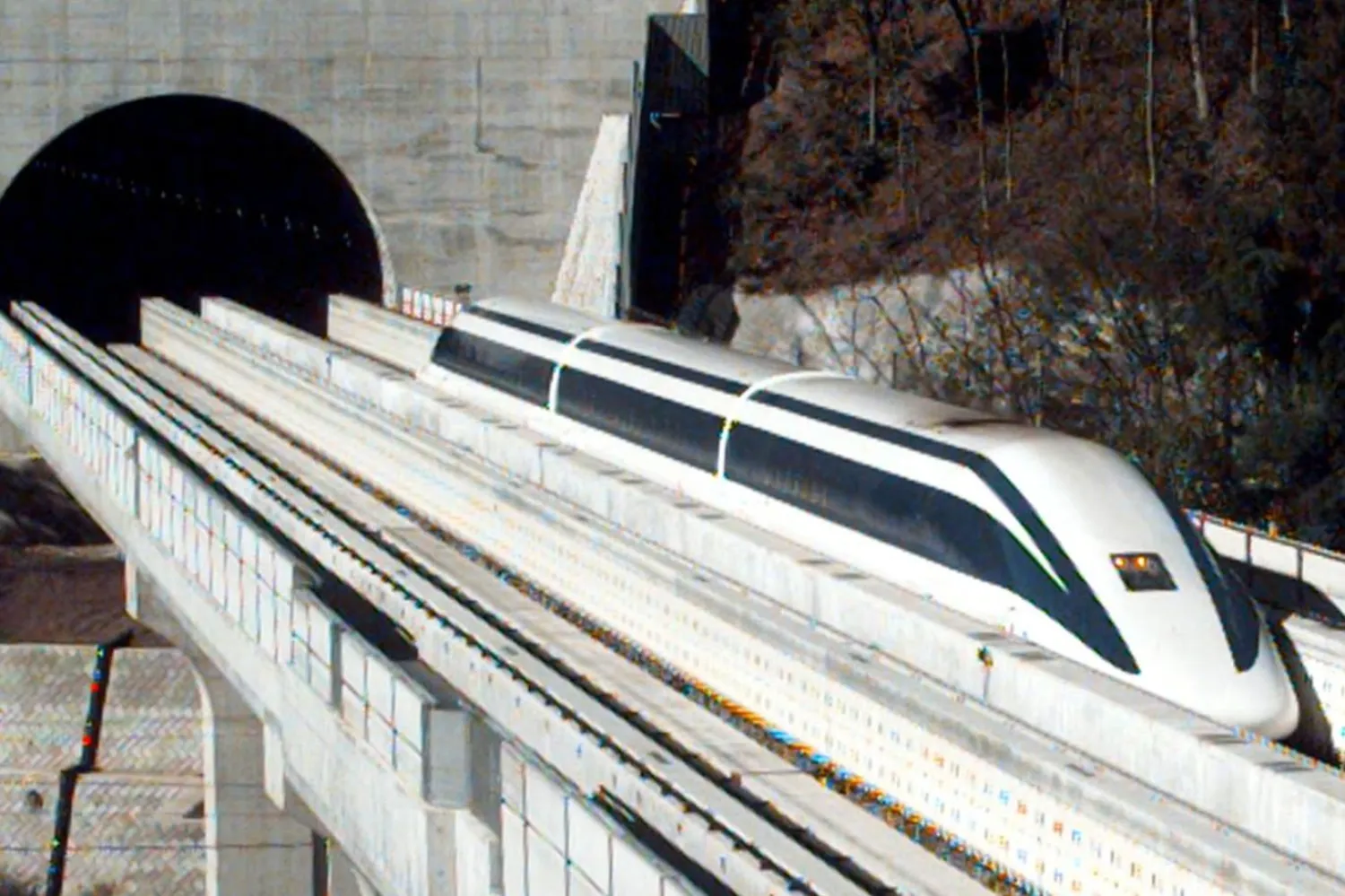 JR West, Kasım 2024'ten itibaren Kinki bölgesindeki 600 trende personel kabinlerine koruyucu şemsiyeler yerleştirecek (AFP)