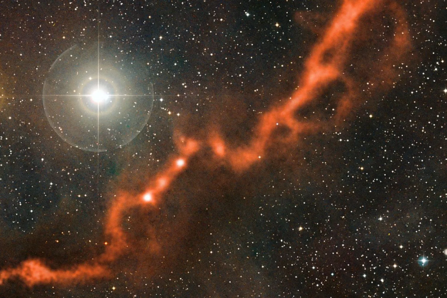 Piren denen bileşikler, Taurus moleküler bulutunda tespit edildi (Avrupa Güney Rasathanesi)