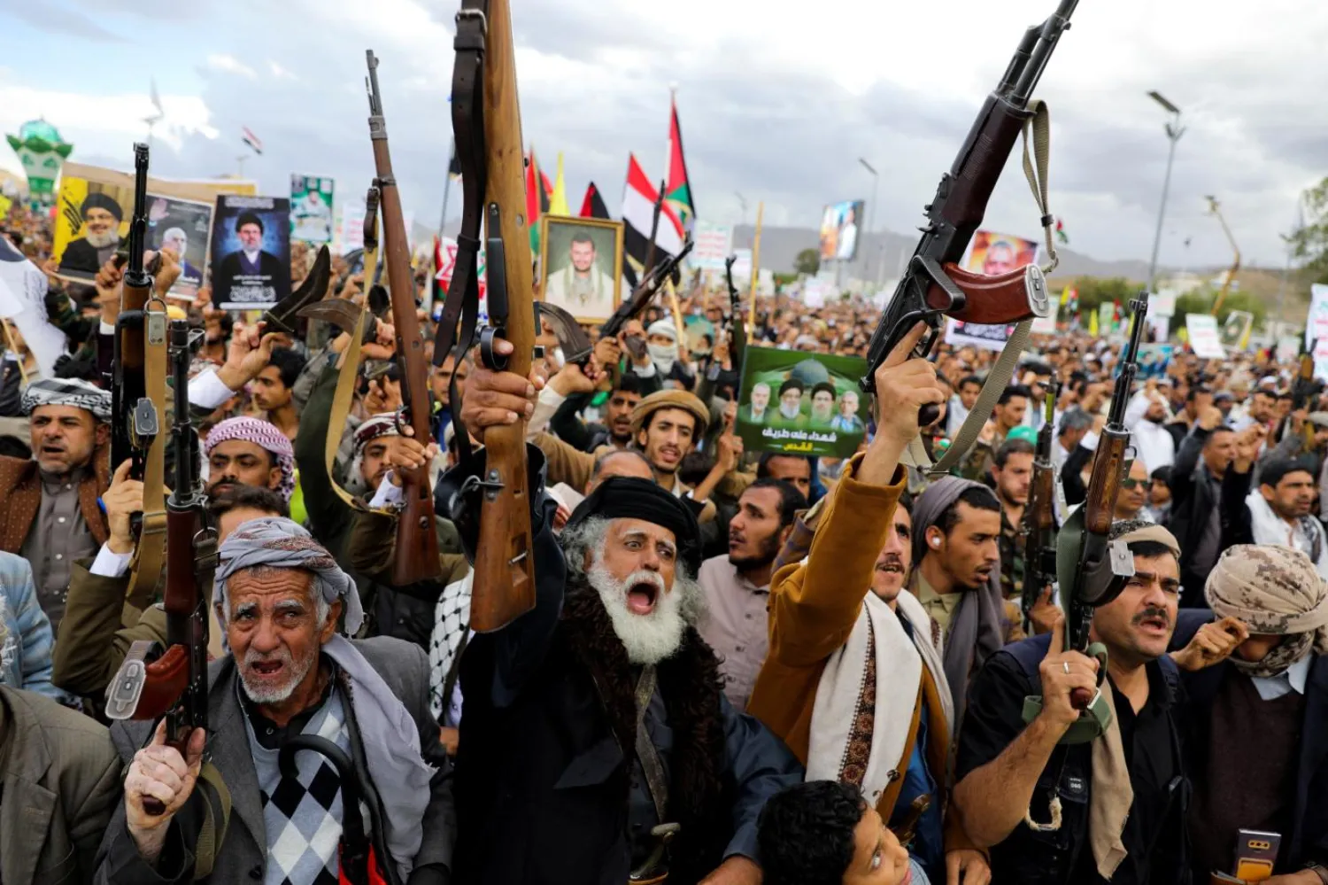 Yemen'de Husi destekçileri, dün Hizbullah ve Hamas yanlısı sloganlarla sokaklara dökülmüştü (Reuters)