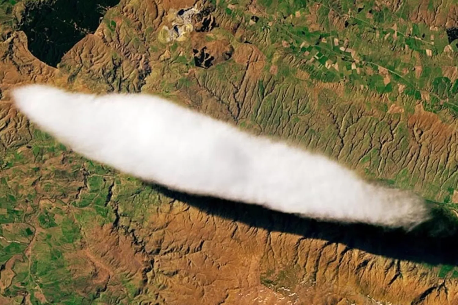 Yeni Zelanda'nın Güney Adası üzerinde görülen ve yerel olarak Taieri Evcil Hayvanı diye bilinen bulut oluşumu (NASA)
