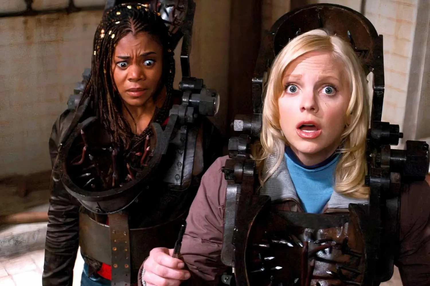 Yönetmen koltuğunda David Zucker'ın oturduğu 2006 yapımı Korkunç Bir Film 4 (Scary Movie 4), başrollerde Anna Faris (sağda) ve Regina Hall'u (solda) buluşturmuştu (Miramax Films)