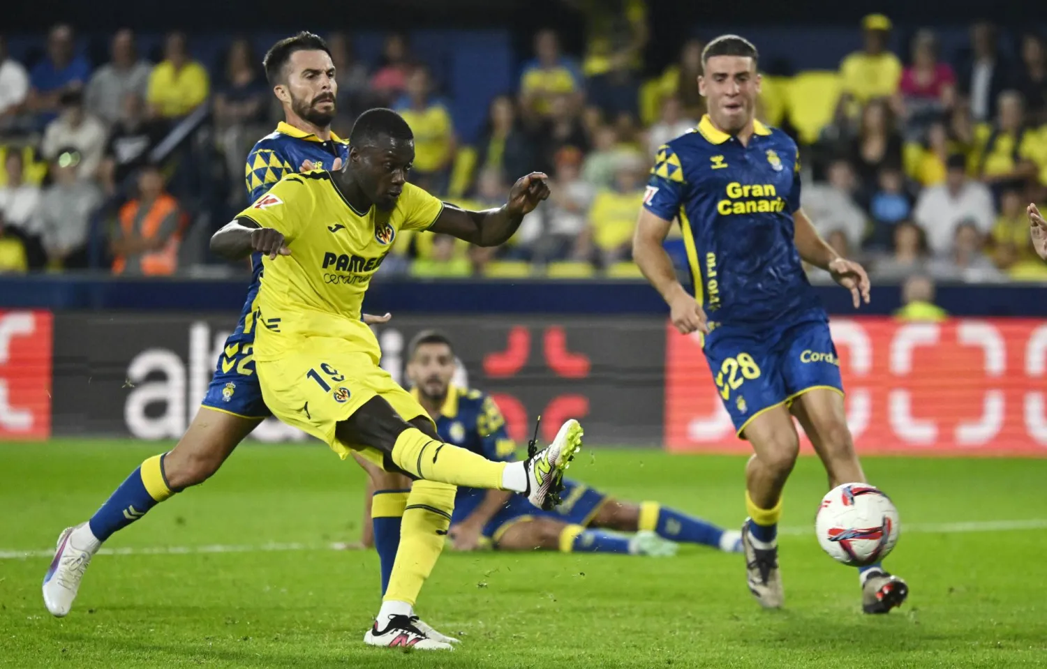 نيكولاس بيبي لاعب فياريال لدى تسجيله الهدف الأول في مرمى لاس بالماس (إ.ب.أ)