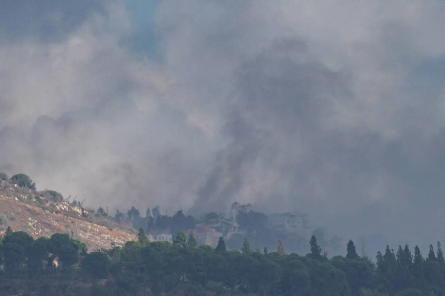 الدخان يتصاعد من الجانب اللبناني على الحدود اللبنانية - الإسرائيلية (د.ب.أ)