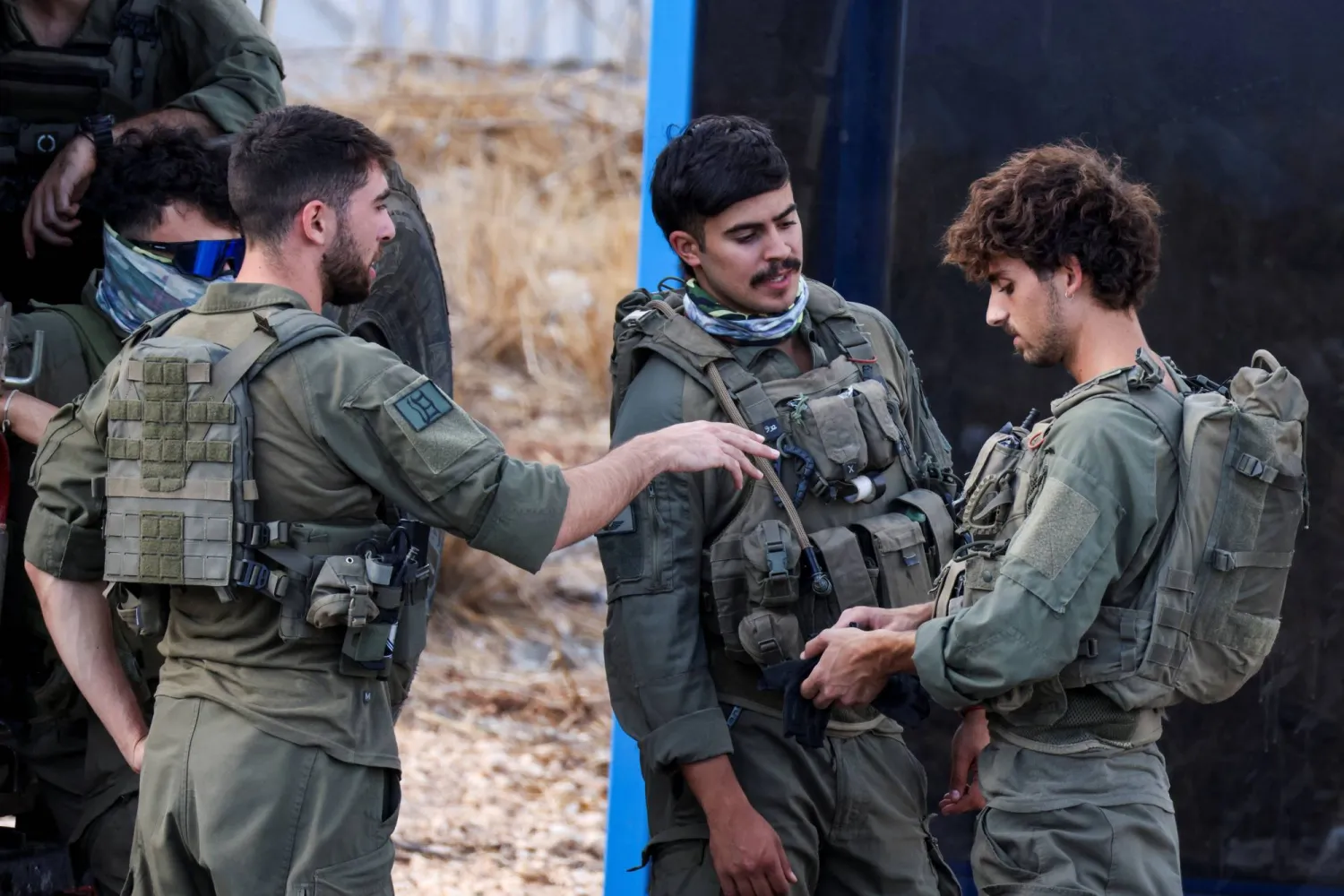 جنود إسرائيليون عند الحدود الشمالية مع لبنان (رويترز)