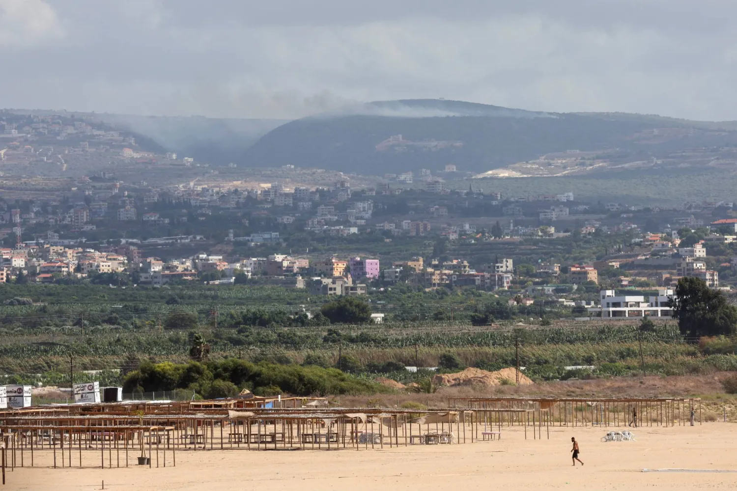 تصاعد الأدخنة نتيجة الأعمال العدائية المستمرة بين «حزب الله» والقوات الإسرائيلية كما شوهد من صور جنوب لبنان (رويترز)