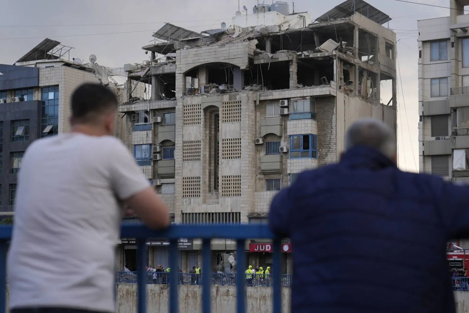 Beyrut'un güney banliyölerinin eteklerindeki Bir Hasan mahallesinde bir binayı hedef alan İsrail hava saldırılarının yol açtığı hasar (AP)