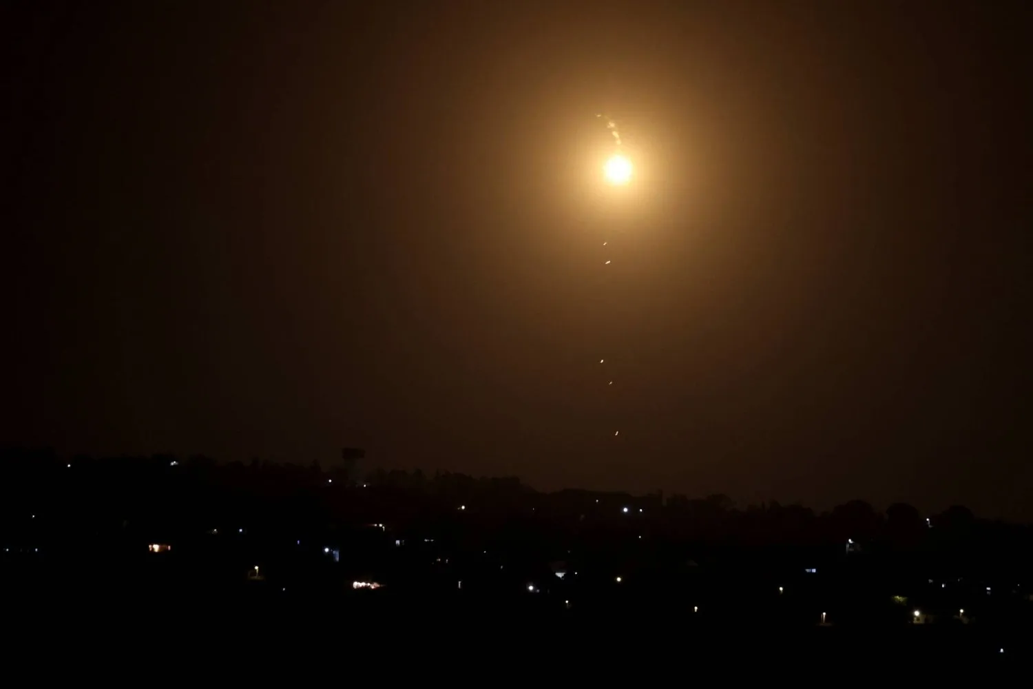  İran'ın İsrail'e bir dizi balistik füze fırlatmasının ardından güney Lübnan'daki fotoğraflara yansıyan gökyüzünde yanan bir füze (Reuters)
