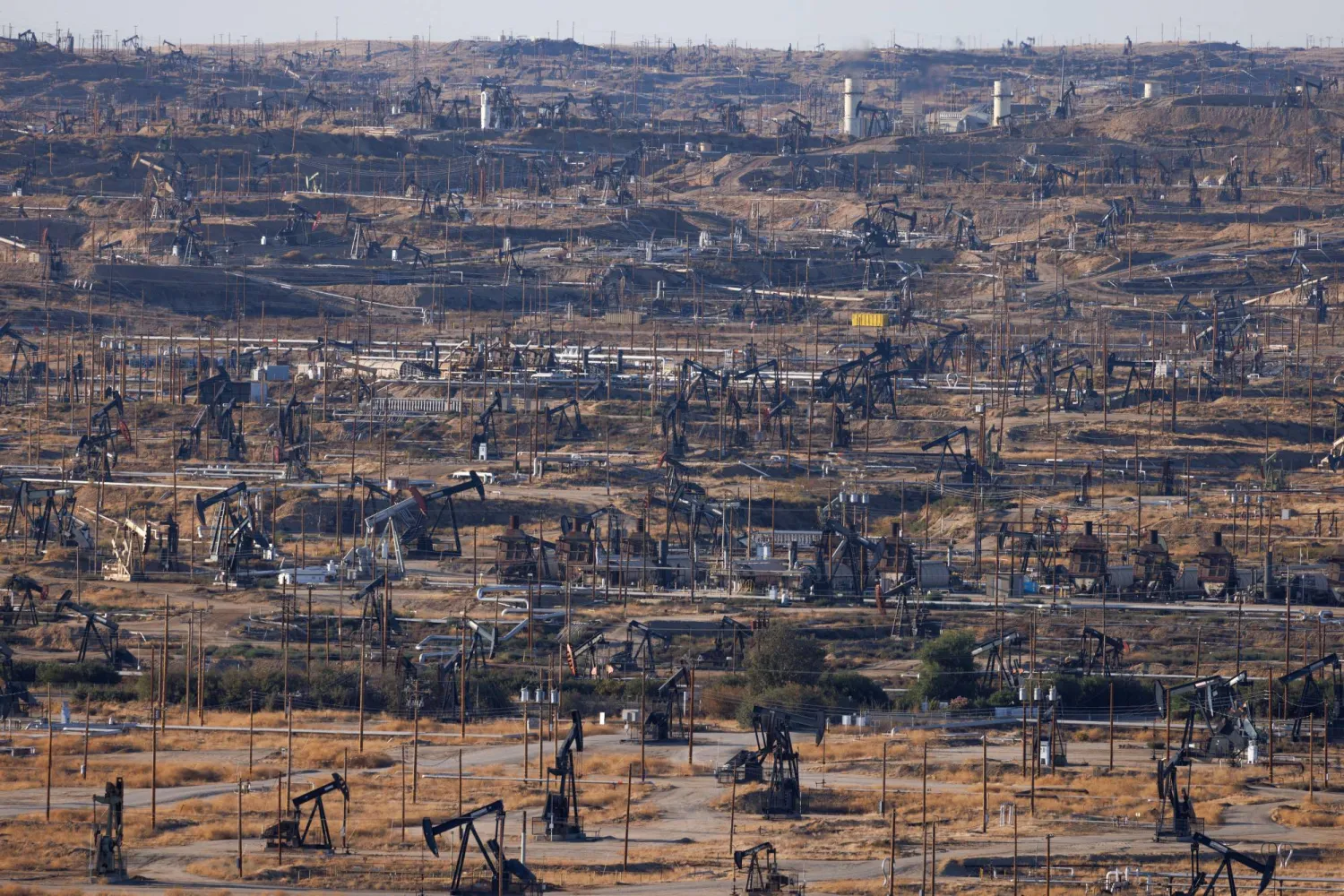 حفارات تعمل في حقل نفط بولاية كاليفورنيا الأميركية (رويترز)